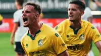 Bek Timnas Indonesia, Justin Hubner (belakang), tampil selama 90 menit penuh saat Fortuna Sittard bermain imbang 2-2 kontra Go Ahead Eagles pada laga pekan perdana Eredivisie di&nbsp;Fortuna Sittard Stadion, Sabtu (9/8/2025) dini hari WIB. (dok. Fortuna Sittard)