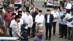 Sejumlah pejabat  turut menghadiri penjemputan jenazah putra Ridwan Kamil, Emmeril Kahn Mumtadz atau Eril di bandara Soetta, Tangerang Minggu (12/6/2022). Ridwan kamil langsung membawa jenazah Eril menuju Bandung Jawa Barat untuk di makamkan. (Liputan6.com/Angga Yuniar)