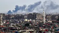 Asap mengepul di atas gedung-gedung setelah serangan Israel di pinggiran Damaskus, Suriah, pada 22 November 2023. (AFP)