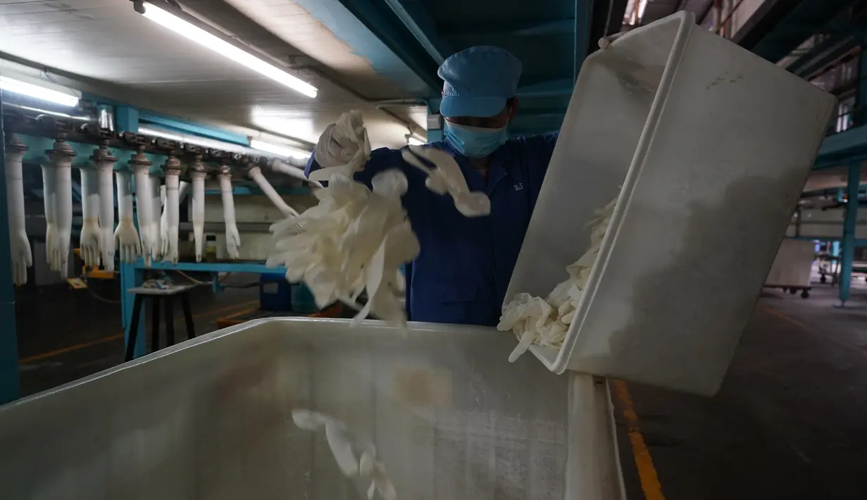 Pekerja memeriksa sarung tangan medis yang hampir selesai di pabrik sebuah perusahaan produk lateks di Nanjing, Provinsi Jiangsu, China, 6 Februari 2020. Perusahaan itu bekerja cepat sepanjang waktu demi meningkatkan pasokan dan membantu memerangi epidemi coronavirus baru. (Xinhua/Ji Chunpeng)