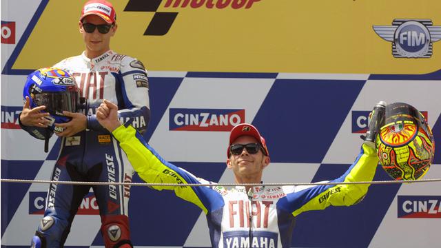 Persaingan Valentino Rossi dengan Jorge Lorenzo sudah terjadi sejak beberapa tahun lalu. Kedua pebalap MotoGP Yamaha ini pernah terlibat duel menengangkan yang dimenangkan Rossi di seri MotoGP Catalunya 2009 di Barcelona, Spanyol.