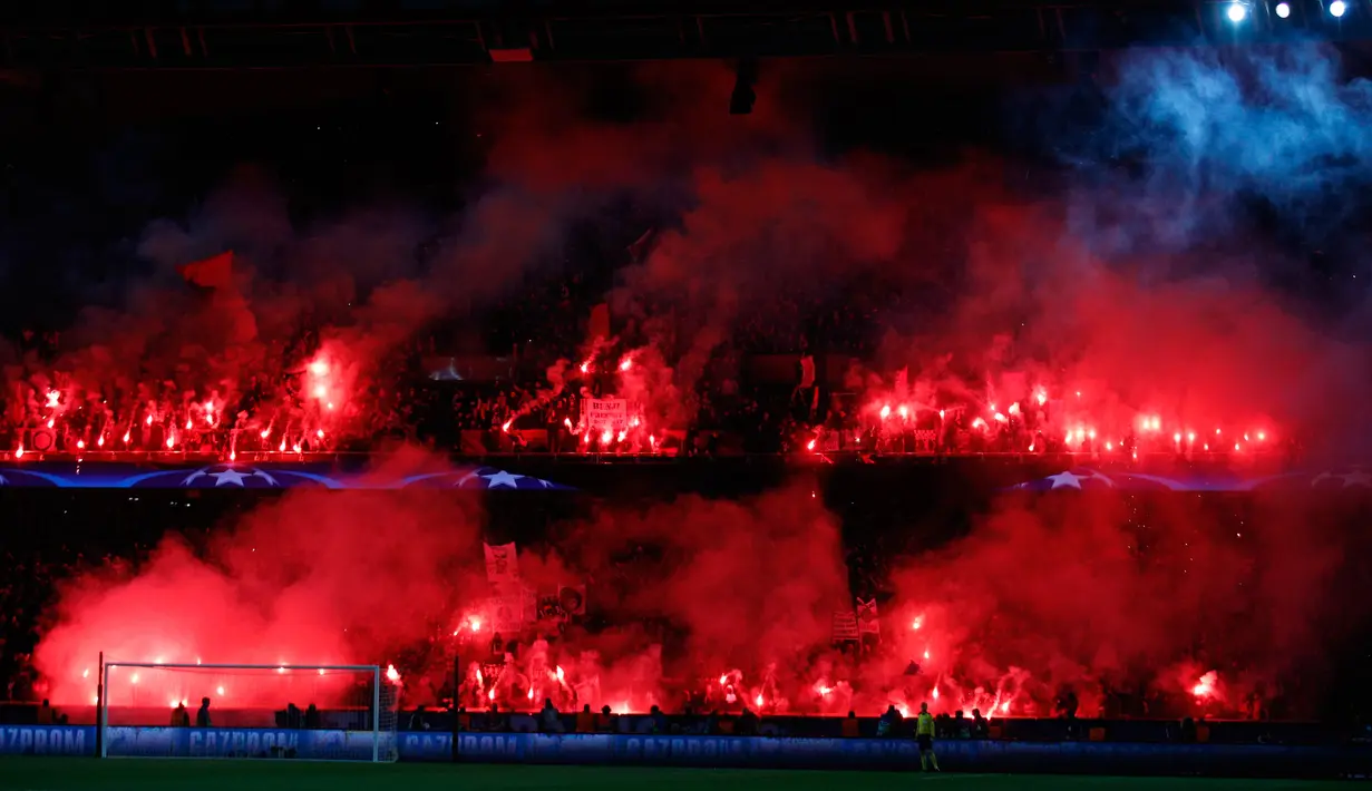 Suasana di stadion Parc des Princes saat pertandingan Paris Saint-Germain melawan Real Madrid dalam pertandingan Liga Champions leg kedua, Paris (6/3). Dalam pertandingan ini PSG kalah 1-2 atas Real Madrid. (AP Photo / Francois Mori)