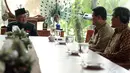 Ketua KPU, Husni Kamil Manik (kedua dari kanan) berdiskusi dengan BJ Habibie di kediaman BJ Habibie, Jakarta, (29/12). BJ Habibie mendapat 'lifetime achievement award' atas dedikasinya untuk Pemilu dan demokrasi di tanah air. (Liputan6.com/Faizal Fanani)