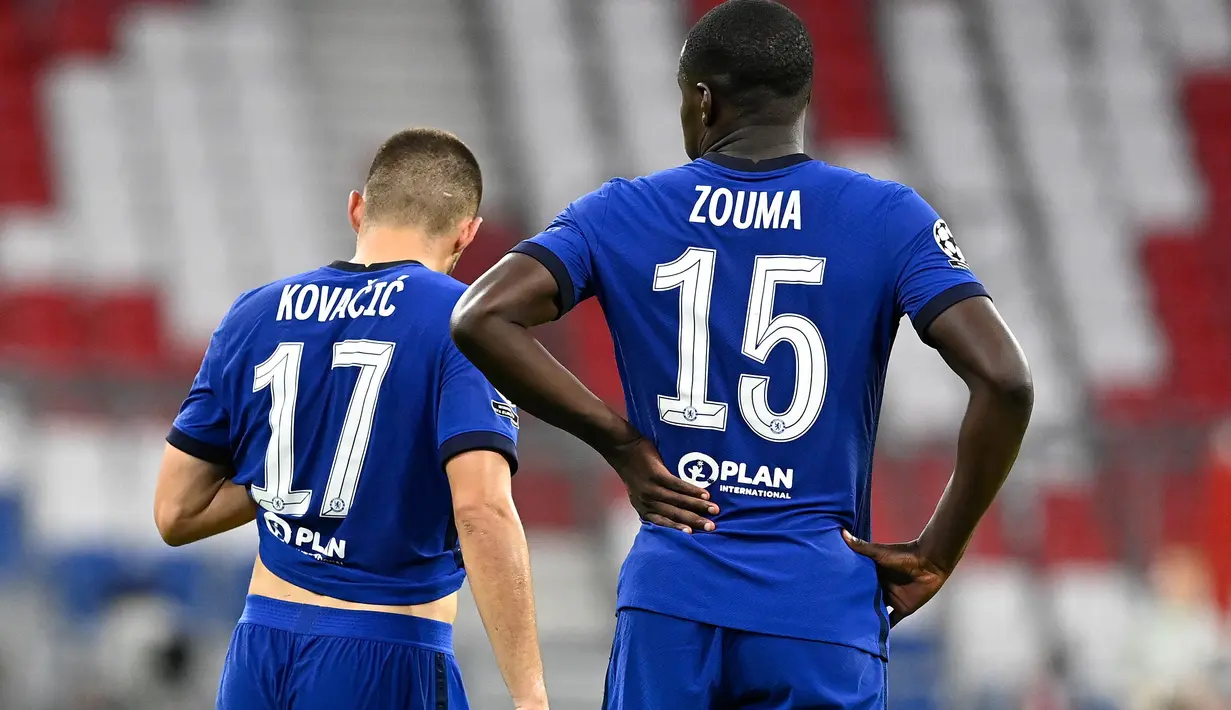 Pemain Chelsea, Kurt Zouma dan Mateo Kovacic tampak lesu usai ditaklukkan Bayern Munchen pada laga Liga Champions di Allianz Arena, Sabtu (8/8/2020). Bayern Munchen menang 4-1 atas Chelsea. (AFP/Tobias Schwarz)