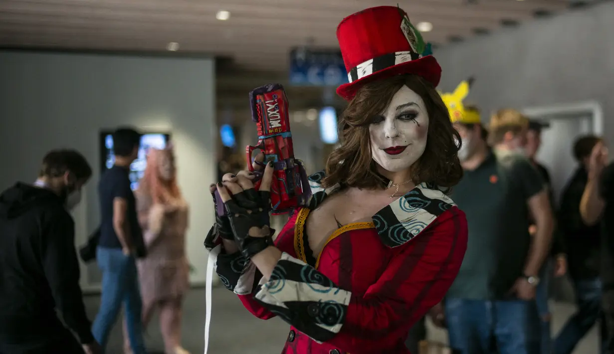 Cosplayer berpose pada festival 'Comic-Con' di Praha, Republik Ceko, Sabtu (16/10/2021). Pertemuan budaya pop selama tiga hari di Praha didedikasikan untuk para penggemar fiksi ilmiah, fantasi, dan horor dalam game, film, anime dan komik, yang berlangsung dari 15 - 17 Oktober. (Michal Cizek/AFP)