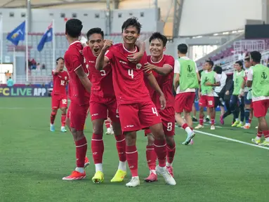 Pemain belakang timnas Indonesia U-23, Komang Teguh Trisnanda (tengah) merayakan golnya ke gawang Australia U-23 pada penyisihan Grup A Piala Asia U-23 di Stadion Abdullah Bin Khalifah, Qatar, Kamis (18/4/2024). (Dok: PSSI)