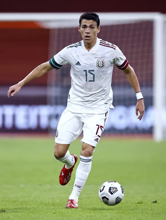 Bek Meksiko, Hector Moreno menggiring bola selama pertandingan melawan Belanda pada laga persahabatan di Johan Cruyff Arena di Amsterdam (7/10/2020). Meksiko menang 1-0 atas Belanda. (AFP/ANP/Maurice Van Steen)