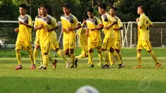 Jelang berlaga melawan Timnas Indonesia U19, 23 pemain Myanmar melakukan latihan ringan di lapangan C Senayan Jakarta, (4/5/2014). (Liputan6.com/Helmi Fithriansyah)