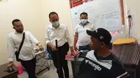 JA (38), diamankan tim Polsek IB II Palembang Sumsel usai video pengancamannya viral di media sosial (medsos) (Liputan6.com / Nefri Inge)