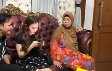 Ikut Mudik ke Cimahi, 6 Potret Mahalini Bertemu Nenek Rizky Febian yang Penuh Kehangatan Meski Tanpa Kehadiran Baby Selina