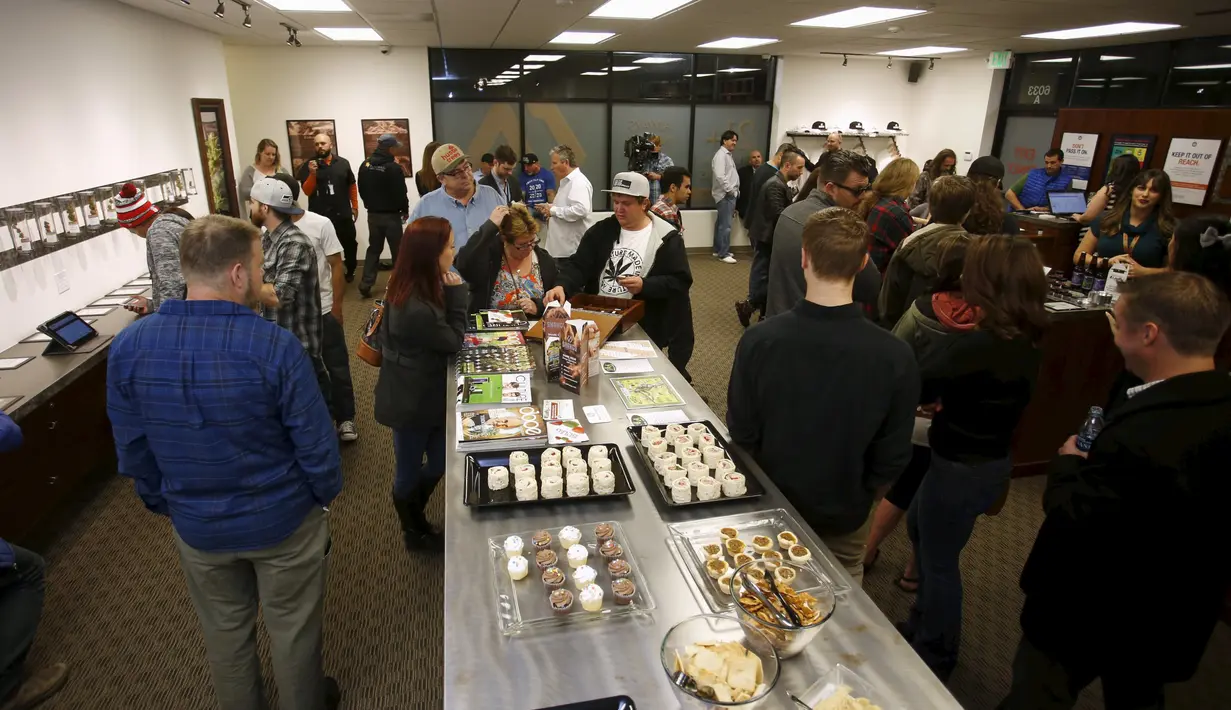 Sejumlah pengunjung melihat produk ganja yang ditawarkan oleh toko Shango Cannabis, Oregon, AS, Kamis (1/10/2015). Oregon adalah negara ketiga di AS yang melegalkan penjualan ganja untuk orang dewasa. (Reuters/ Steve DiPaola)