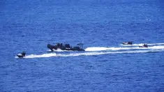Kapal polisi dan jet ski berpatroli jelang KTT G7 di lepas pantai St Ives, Inggris, Selasa (8/6/2021). Pembicaraan tiga hari dengan para pemimpin dunia G7 diperkirakan akan fokus pada pemulihan global dari pandemi dan komitmen untuk vaksinasi populasi global pada akhir tahun 2022. (Aaron Chown/PA)