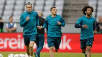 Pemain Real Madrid, Gareth Bale (kiri) bersama Mateo Kovacic (tengah) dan Marcelo (kanan) saat berlatih di Munich, Jerman, Selasa (24/4). Pertandingan antara Bayern Munchen dan Real Madrid akan berlangsung di Allianz Arena. (AP Photo/Matthias Schrader)
