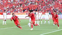 Pemain Timnas Indonesia U-22, Komang Teguh Trisnanda (tengah) melakukan selebrasi setelah mencetak gol ke gawang Timnas Vietnam U-22 pada laga semifinal sepak bola SEA Games 2023 di Olympic Stadium, Phnom Penh, Kamboja, Sabtu (13/05/2023). (Bola.com/Abdul Aziz)