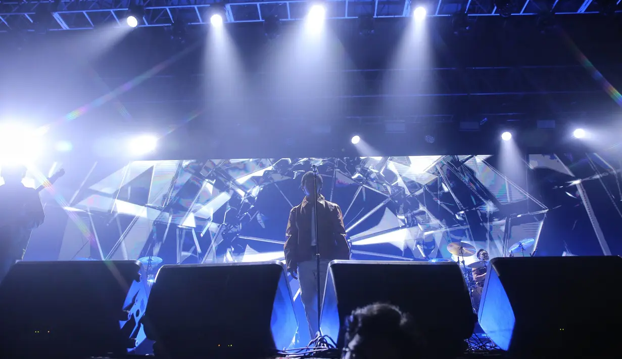 Dihadiri ribuan fans, konser D'Masiv jadi pertanda band asal Jakarta ini belum habis. Mereka masih punya banyak energi untuk eksplor dan kolaborasi. [Adrian Putra/Fimela.com]