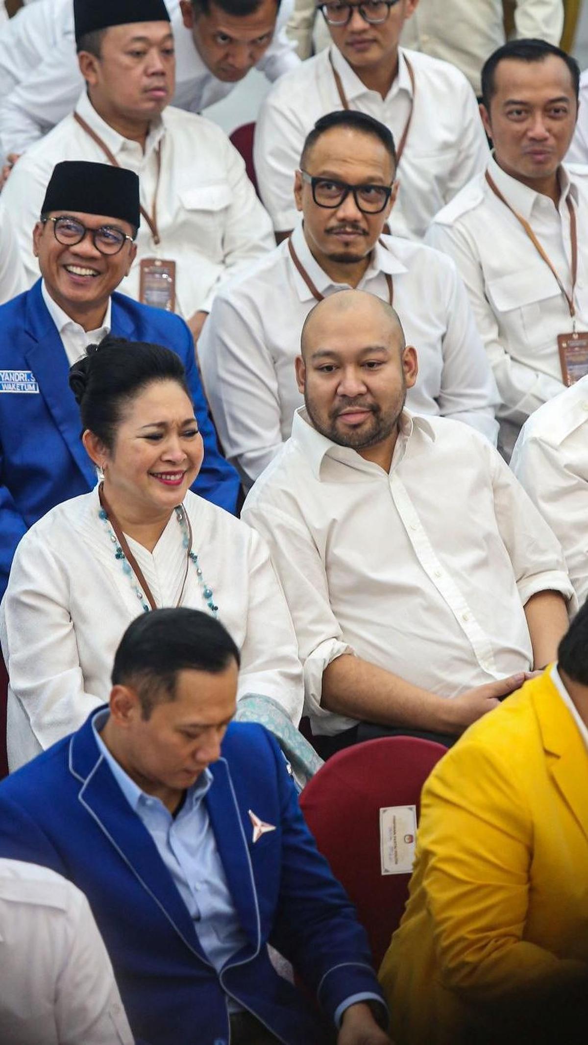 Di tengah bangku para hadirin itu, terlihat Titiek dan Didiet mengenakan atasan kemeja berwarna putih.&nbsp;Foto: Liputan6.com / Angga Yunniar
