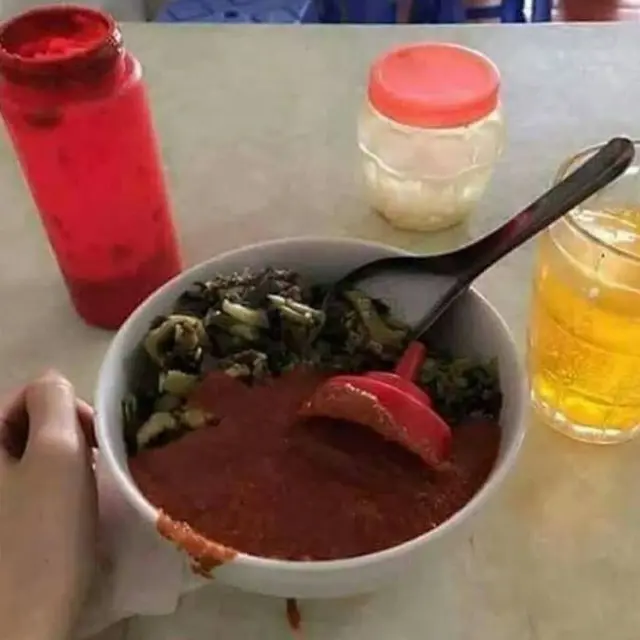 6 Momen Apes Ketumpahan Sambal saat Makan Ini Bikin Elus Dada