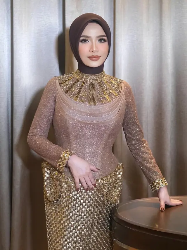 Glamor Berbalut Gaun Emas Wiki Wu, Gaya Para Mama Maia Estianty hingga Mulan Jameela di Resepsi El Rumi- Syifa Hadju