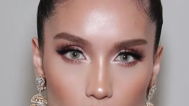 Cinta Laura Tampil Memikat dengan Glam Look Sentuhan Middle Eastern, Makeup-nya Tajam tapi Tetap Elegan