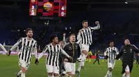 Para pemain Juventus merayakan setelah pertandingan sepak bola Serie A Italia antara Roma dan Juventus di stadion Olimpiade di Roma, Italia, Minggu, 9 Januari 2022. Juventus menang 4-3. (AP Photo/Alessandra Tarantino)