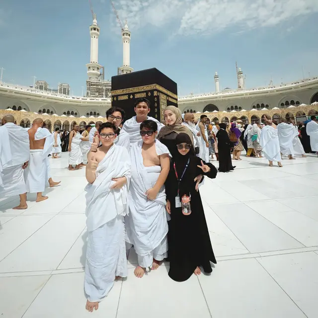 7 Potret Pasha Ungu Jalani Umrah Bareng Istri dan Keempat Anaknya
