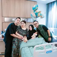 Lihat di sini tampilan anggun Nagita Slavina saat jenguk Shandy Purnamasari yang baru saja melahirkan berikut ini. [@raffinagita1717].