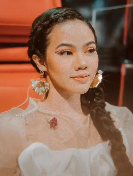 Lahirnya lagu Tenang ini lantaran Yura menyadari kalau siapapun bisa merasakan tenang jika sudah bisa ikhlas menerima diri sendiri. Dan pastinya berdialog lewat doa dengan Tuhan. (Instagram/yurayunita)