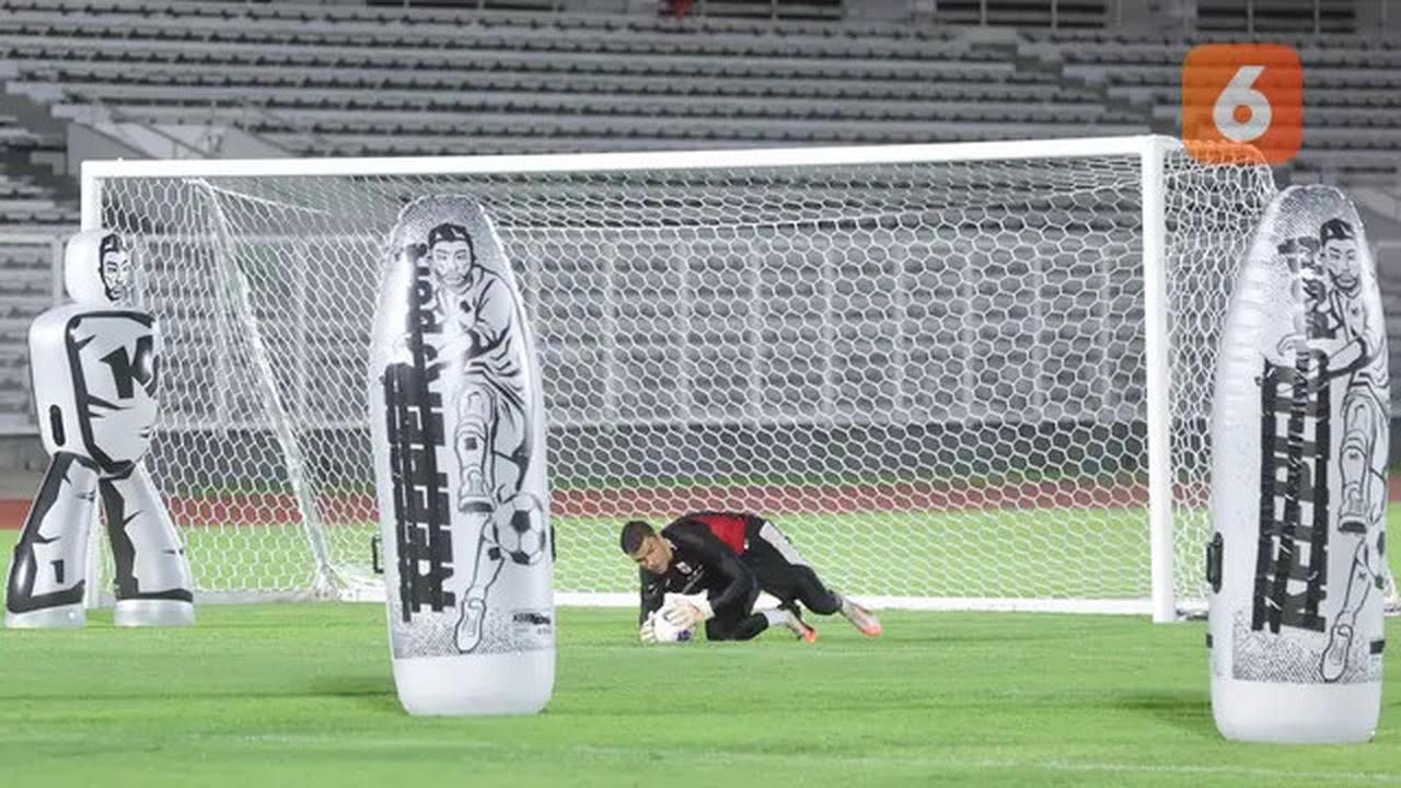 Foto: Jatuh Bangun Emil Audero Mulyadi di Sesi Latihan, Potensi Debut saat Timnas Indonesia vs Bahrain