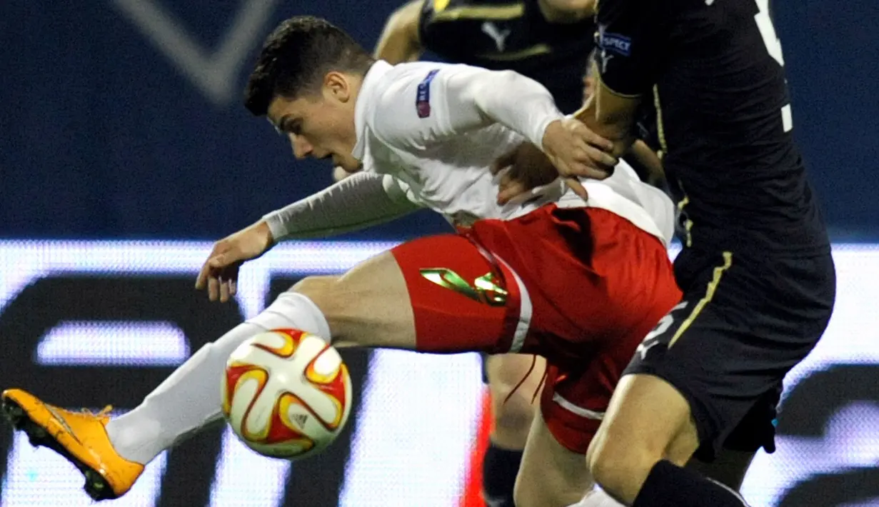 Pemai FC, Salzburg, Marcel Sabitzer (kiri) berebut bola dengan pemain GNK Dinamo Zagreb, Jozo Simunovic pada laga Liga Europa 2014/2015 di Maksimiri Stadium, Zagreb, 6 November 2014. Sabitzer diboyong RB Leipzig pada 2014. Ia kemudian dikirim ke RB Salzburg karena kedua sama-sama bernaung di bawah Red Bull. Bakatnya bersinar di Liga Austria dengan mengantongi 27 gol dan 21 assist dalam 51 pertandingan di Red Bull Arena. (AFP/Stringer)