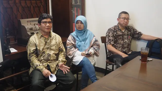 Acara diskusi penderita hepatitis.