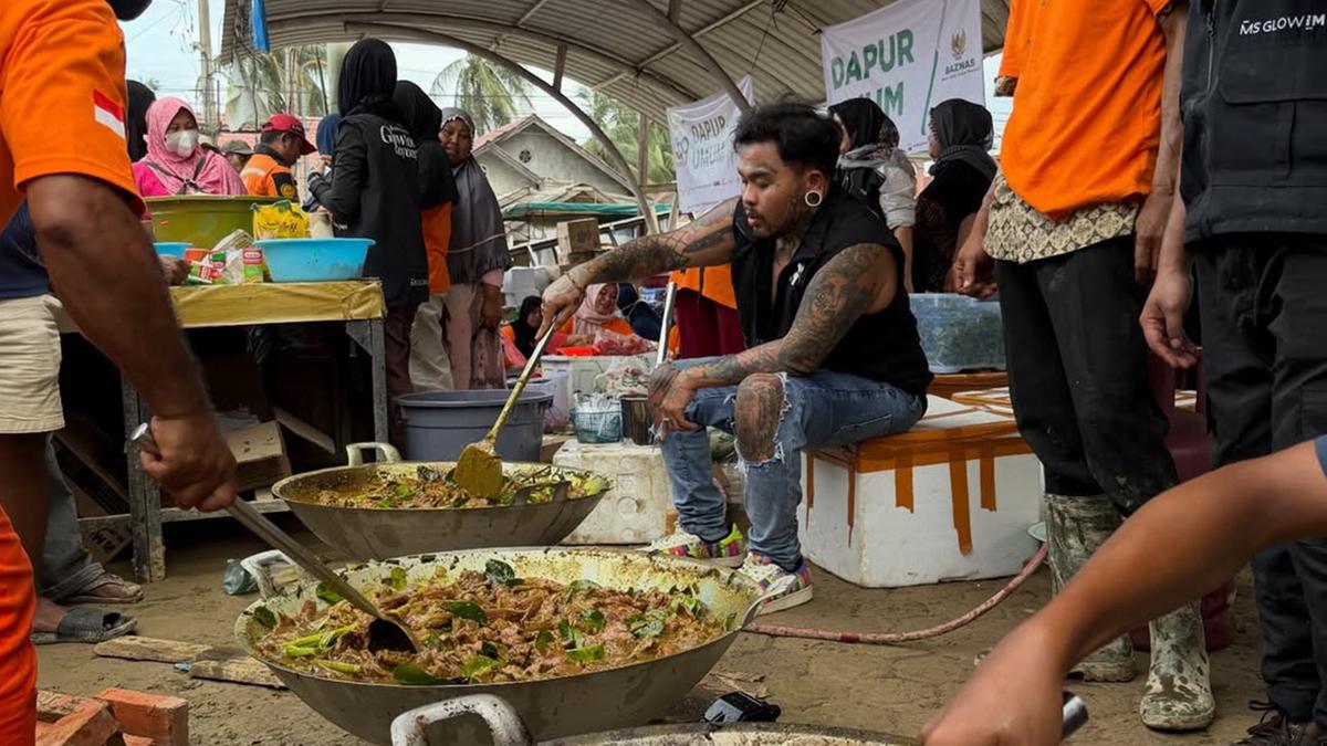 6 Potret King Abdi Bantu Masak di Dapur Umum Korban Banjir Aceh Tamiang