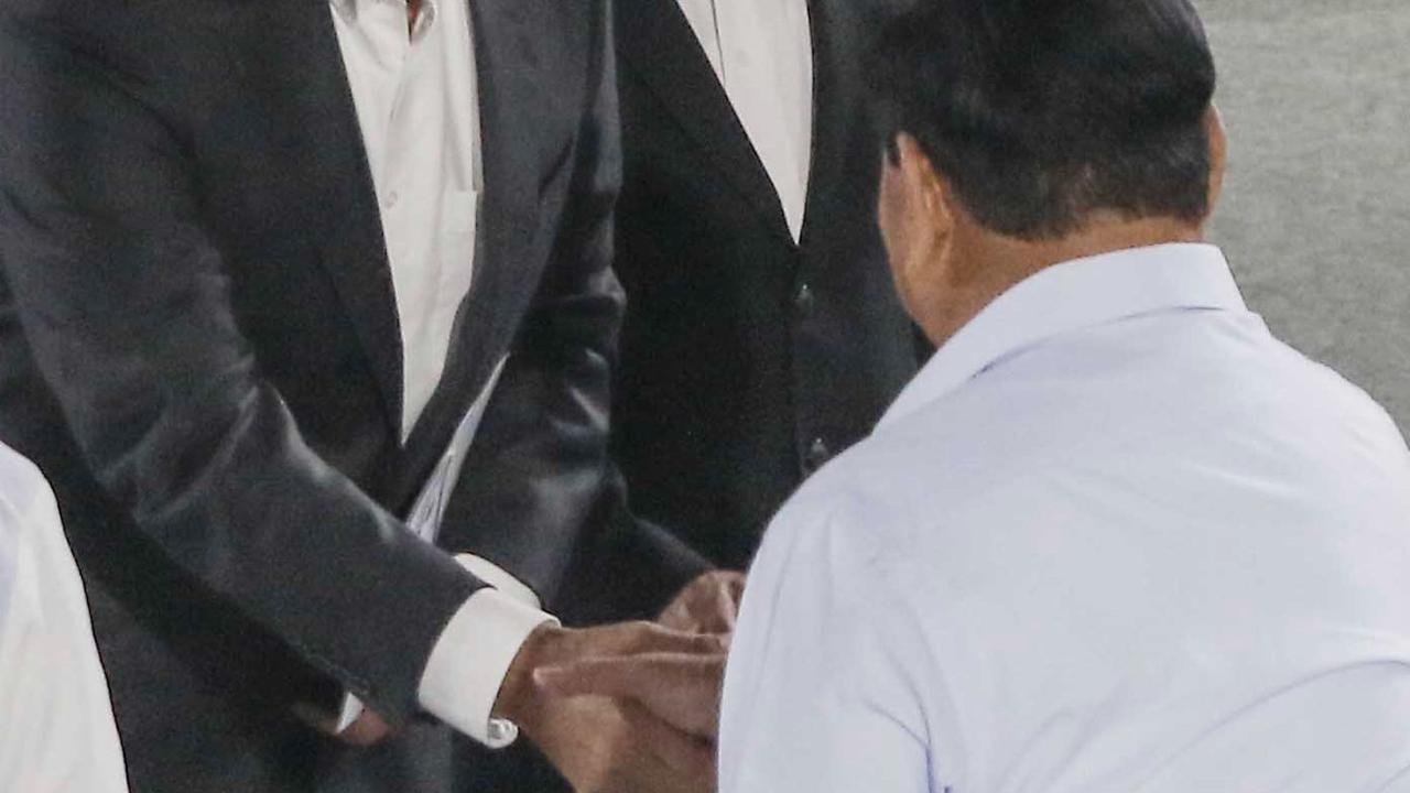 Momen ketika Anies-Muhaimin menghampiri Prabowo dan berjabatan tangan selesai acara tersebut.<br>Foto Liputan6.com / Angga Yuniar<br>