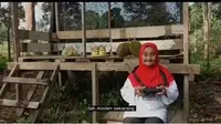 Nenek Ini Pantau Kebun Durian Pakai Drone, Aksinya Viral (Sumber: World of Buzz)