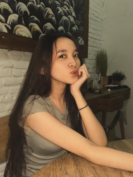 Dengan mengenakan kaos ketat abu-abu, Sybil pun memerlihatkan rambut panjang bak Rapunzelnya. Tampilannya sederhana sesuai dengan usia nya. [@kana.sybilla]