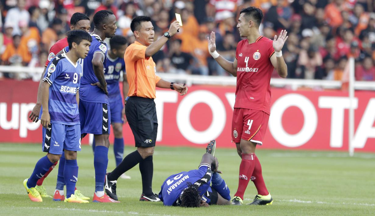 Bek Persija Jakarta, Ryuji Utomo, mendapat kartu kuning saat melawan Becamex Binh Duong pada laga Piala AFC di SUGBK, Jakarta, Selasa (26/2). Kedua klub bermain imbang 0-0. (Bola.com/M. Iqbal Ichsan)