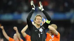 Kiper Timnas Belanda, Edwin van der Sar total tampil dalam 16 laga di ajang Euro dalam 4 edisi, yaitu Euro 1996, Euro 2000, Euro 2004 dan Euro 2008 dengan torehan 10 kali clean sheets dan kebobolan 14 gol . Prestasi terbaiknya adalah dua kali lolos hingga babak semifinal, yaitu pada edisi 2000 dan 2004. (AFP/Patrick Hertzog)