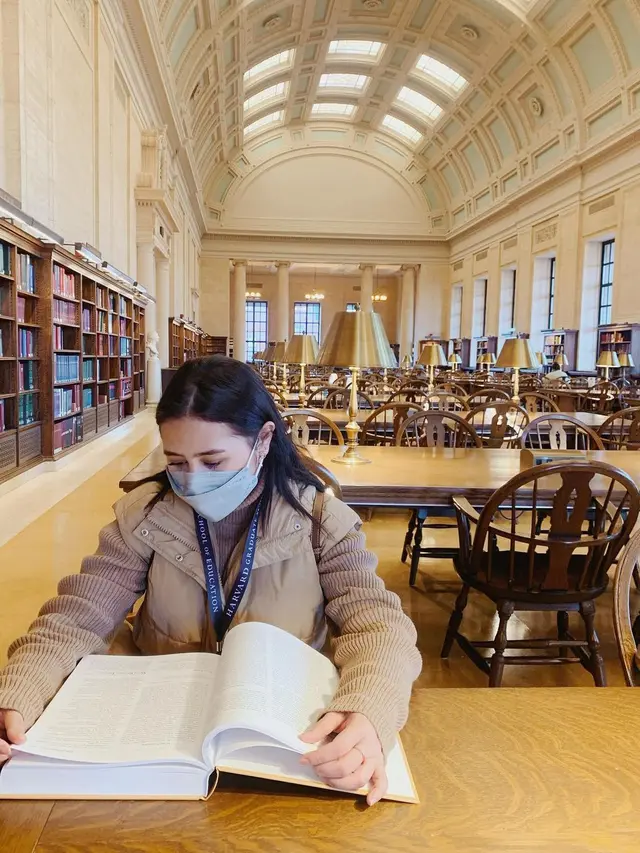 Prilly Latuconsina mengunjungi Harvard University (Foto: Instagram/@prillylatuconsina96)