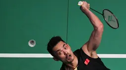 Lin Dan mengembalikan kok saat bertanding melawan Kanta Tsuneyama dalam turnamen bulu tangkis Malaysia Open di Kuala Lumpur, Malaysia, 5 April 2019. Lin Dan mengumumkan keputusannya untuk pensiun sebagai pebulu tangkis melalui media sosial miliknya, Weibo. (Mohd RASFAN/AFP)