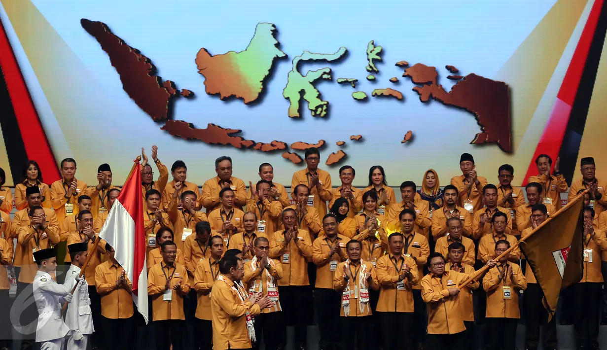 Oesman Sapta mengibarkan Panji Hanura saat acara Pelantikan Dewan Pimpinan Pusat Partai Hati Nurani Rakyat (Hanura) tahun 2016 - 2020 di Sentul International Convention Centre, Bogor, Rabu (22/02). (Liputan6.com/Johan Tallo)