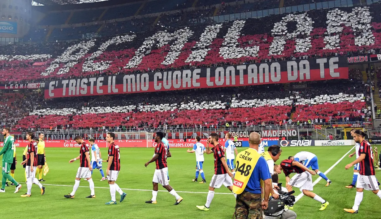 Suporter membentuk tulisan AC milan raksasa saat pertandingan antara AC Milan melawan CSU Craiova pada laga kualifikasi Liga Europa di Stadion San Siro, Milan, Jumat (4/8/2017). AC Milan menang 2-0 atas CSU Craiova. (AP/Daniel Dal Zennaro)