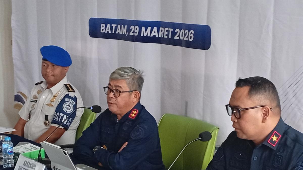 Kepala Imigrasi Batam dan 4 pejabat dinonaktifkan. Buntut dugaan pungli wisatawan Singapura di pelabuhan feri ⚠️