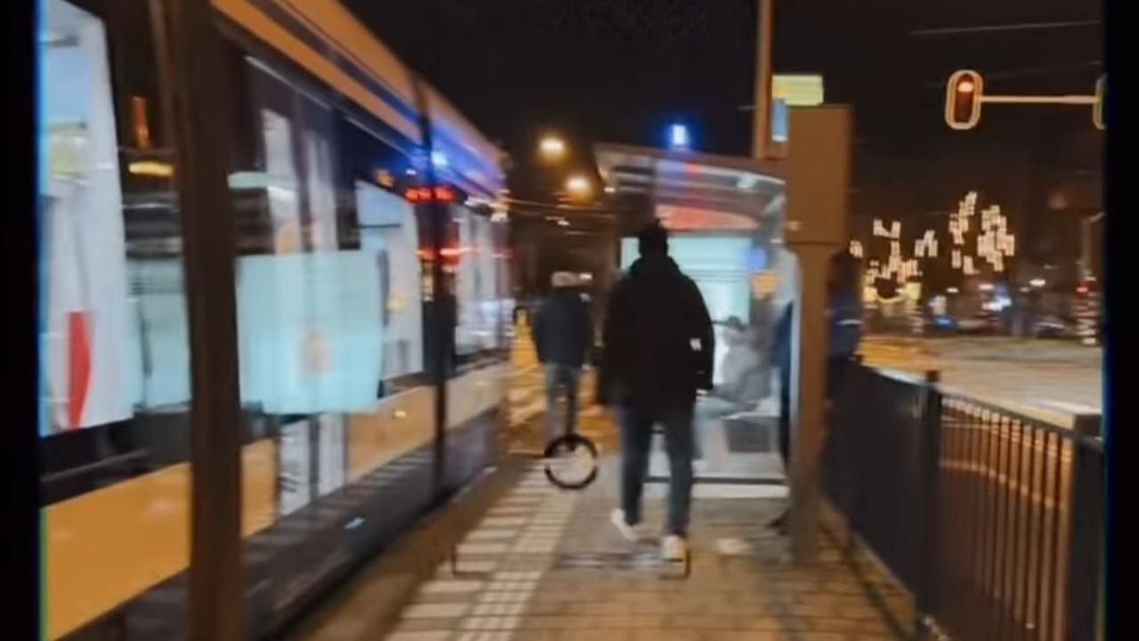 Alca Octaviani menceritakan momen lucu saat liburan di Belanda bareng suami, Bintang Emon. Bintang Emon sempat ketinggalan saat dirinya sudah naik tram.<br>