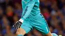  Kiper baru Chelsea Asmir Begovic menendang bola pada laga terakhir International Champions Cup di Stadion Stamford Bridge, Inggris, Kamis (6/8/2015).  Chelsea dipermalukan Fiorentina dengan skor 0-1. (Reuters/Andrew Couldridge)