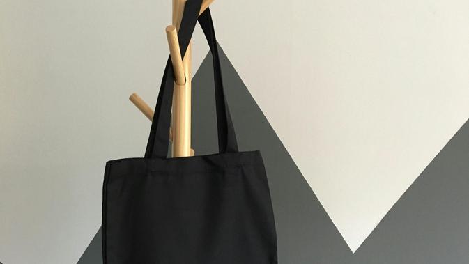 6 Tote Bag Pria Simpel yang Bikin OOTD Kamu Auto-Kece