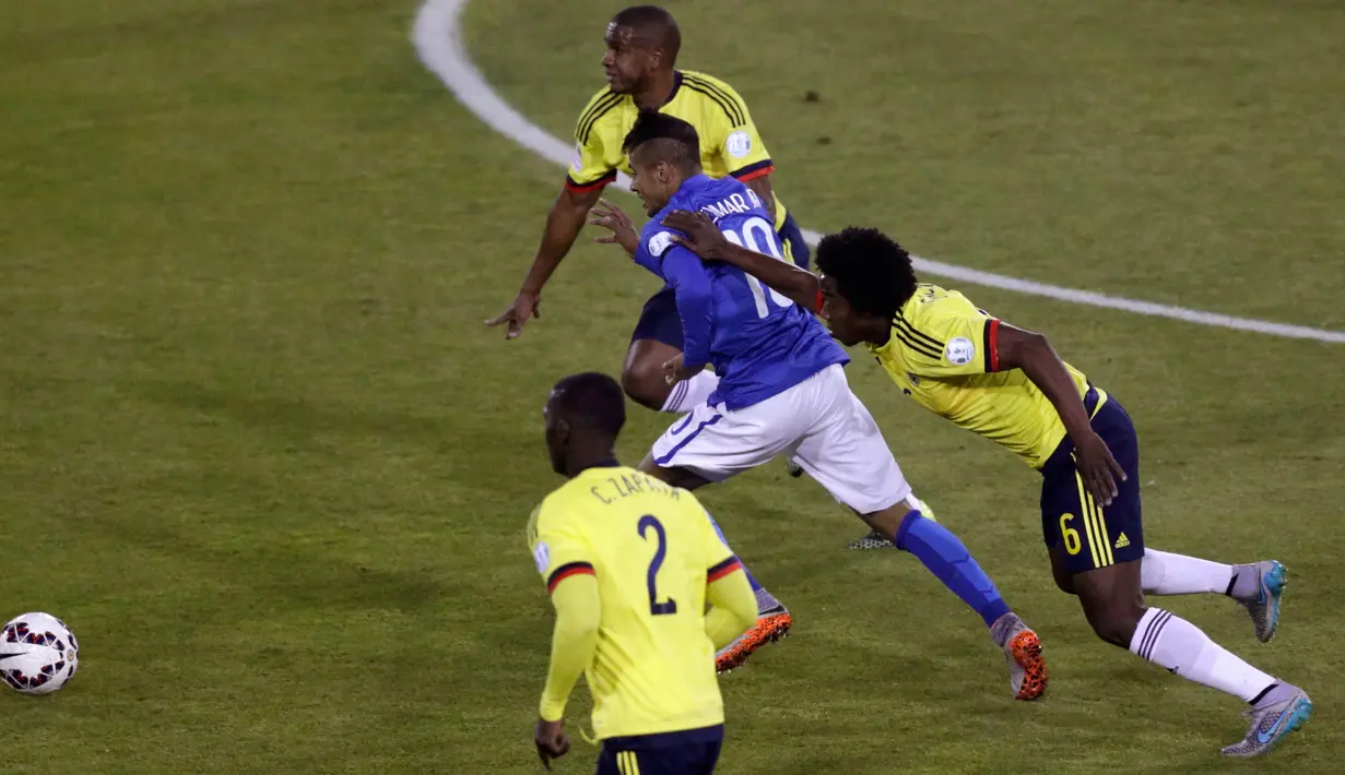 Duel panas terjadi antara Brasil melawan Kolombia pada laga lanjutan Grup C Copa Amerika 2015 di Estadio Monumental, Santiago, Chile, Kamis (18/6/2015). Kolombia menang 1-0 atas Brasil. (REUTERS/Ueslei Marcelino)