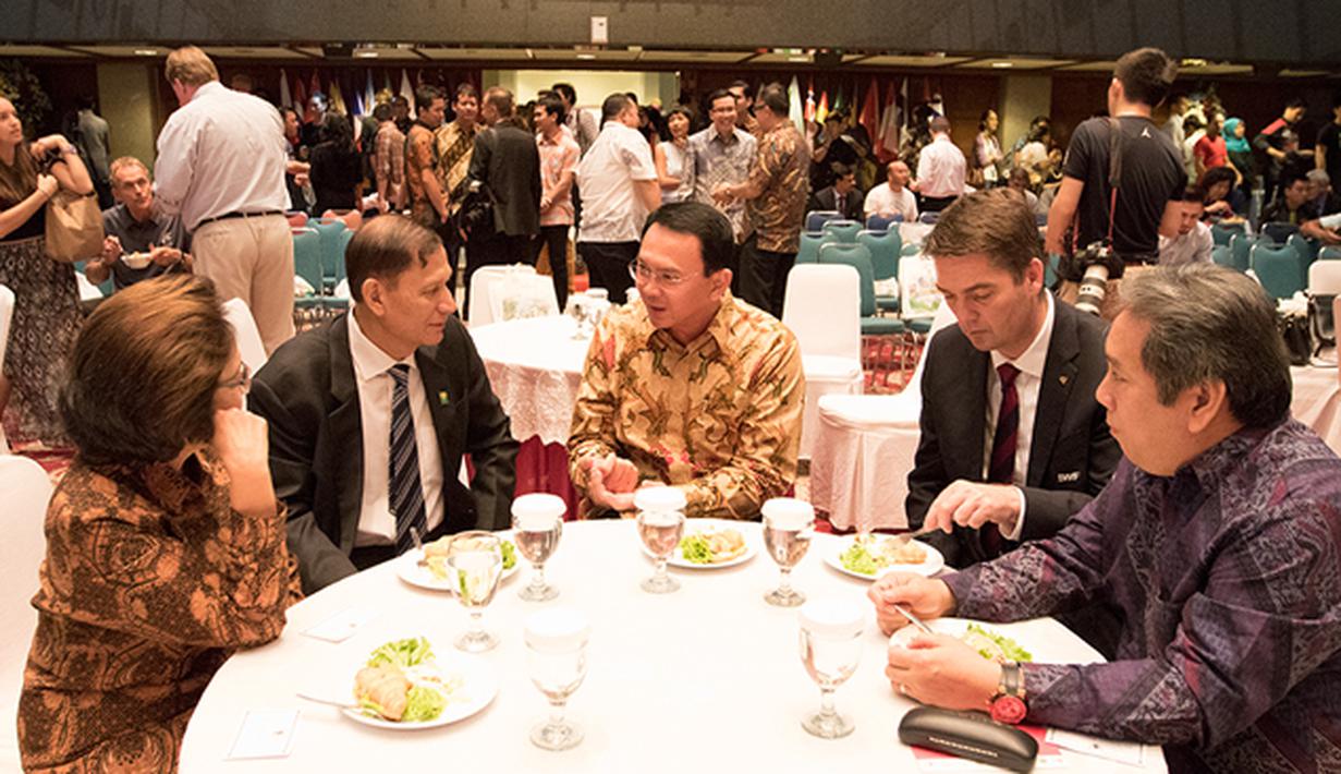 Sejumlah tokoh berbincang-bincang pada acara jamuan makan malam jelang Kejuaraan Dunia BWF 2015 di Balai Kota, Jakarta, Sabtu (8/8/2015). (Bola.com/Vitalis Yogi Trisna