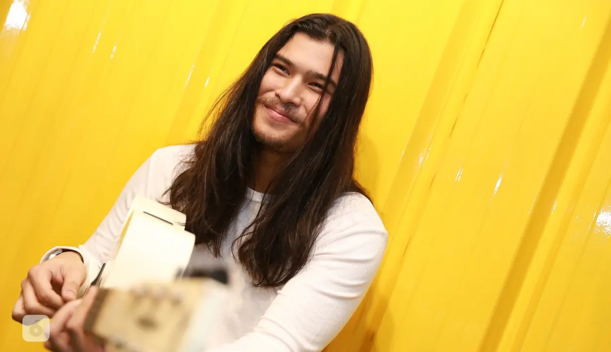 Berpenampilan sangar dengan rambut gondrong, ternyata Virzha merupakan rocker yang taat pada kewajibannya sebagai seorang muslim. (Adrian Putra/Bintang.com)