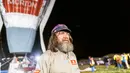 Petualang asal Rusia Fedor Konyukhov berdiri di dekat balon udara miliknya sebelum memulai misinya mengelilingi dunia dari Perth, Australia, Selasa (12/7). Fedor Konyukhov akan menempuh jutaan kilometer mengelilingi Bumi. (Reuters/Oscar Konyukhov)
