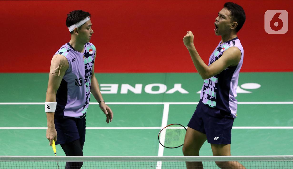 Pebulutangkis Ganda Putra Indonesia, Fajar Alfian/Muhammad Rian Ardianto berselebrasi saat melawan Ren Xiang Yu/ Tan Qiang (China) pada babak 16 Besar Turnamen Indonesia Open 2023 di Istora Gelora Bung Karno, Jakarta, Kamis (15/6/2023). (Liputan6.com/Helmi Fithriansyah)