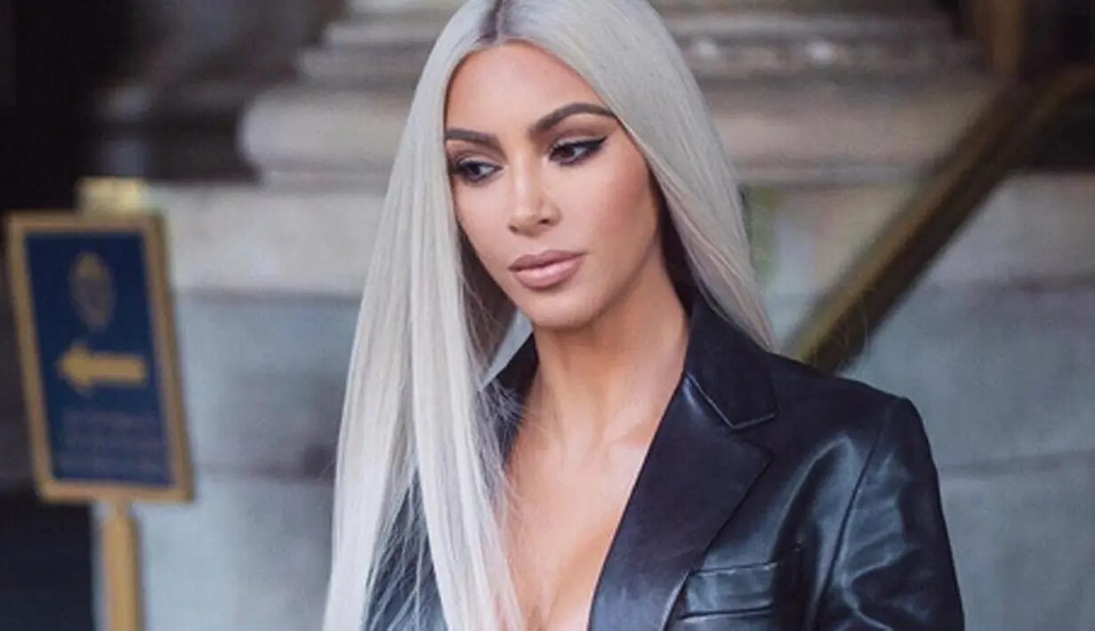 Bukan Kim Kardashian kalau tak bereksperimen dengan penampilannya. Baru-baru ini ia kembali melakukannya dengan mengubah tampilan gaya rambutnya yang semula berwarna hitam menjadi putih. (Instagram/kimkardashian)